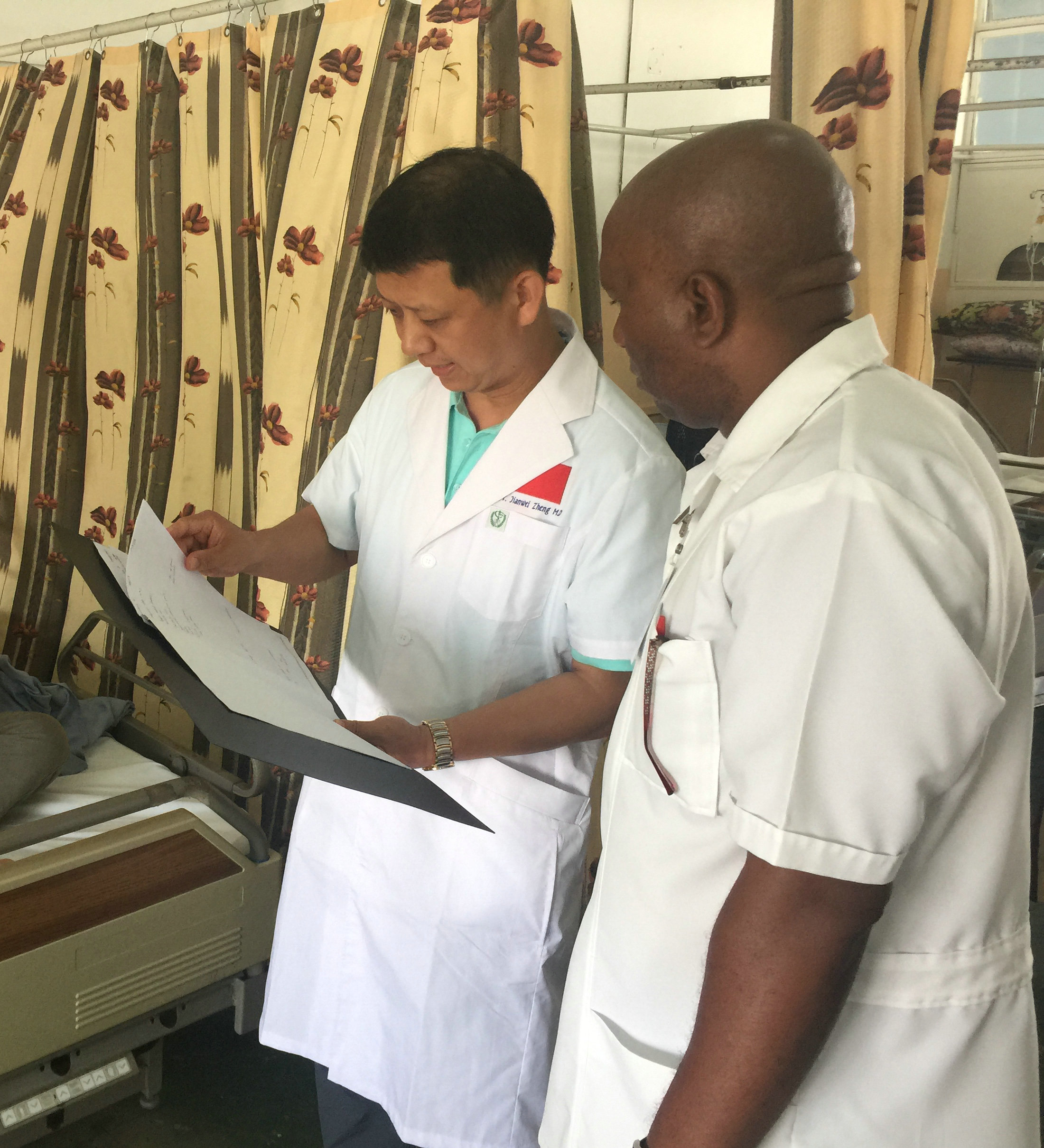 20150203普外科郑建伟给当地华人看病.jpg 20150203普外科郑建伟给当地华人看病.jpg