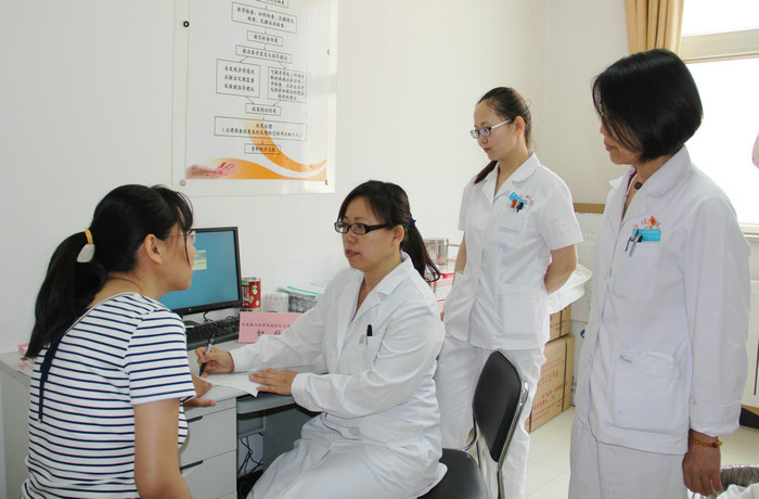 我院妇产科副主任医师、房山区妇幼保健院挂职副院长李晶华(左2)在义诊现场.jpg 我院妇产科副主任医师、房山区妇幼保健院挂职副院长李晶华(左2)在义诊现场.jpg