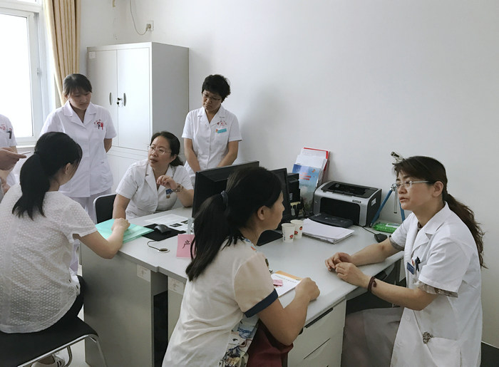 产科副主任医师王越、主治医师马雪莲在义诊现场.jpg 产科副主任医师王越、主治医师马雪莲在义诊现场.jpg