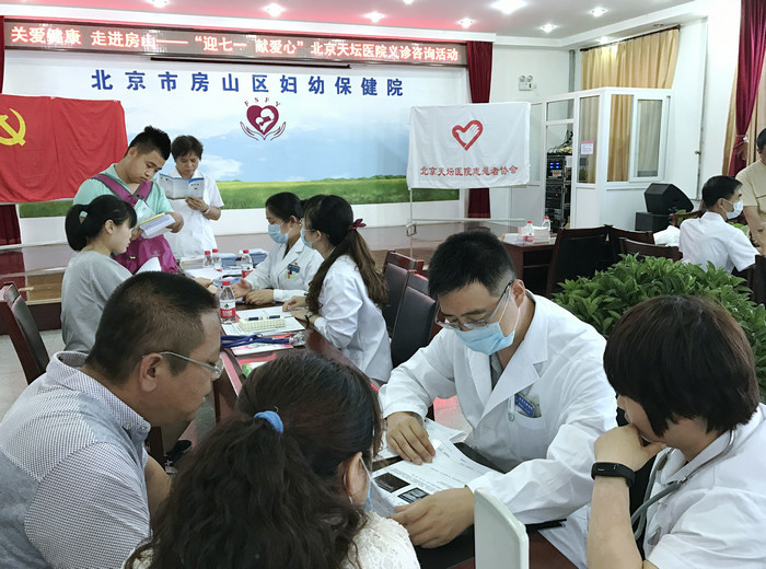 神经内科副主任医师秦海强(右2)在义诊现场.jpg 神经内科副主任医师秦海强(右2)在义诊现场.jpg