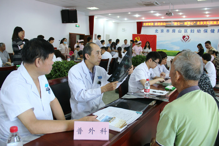 普外科副主任医师钟志强在义诊现场.jpg 普外科副主任医师钟志强在义诊现场.jpg