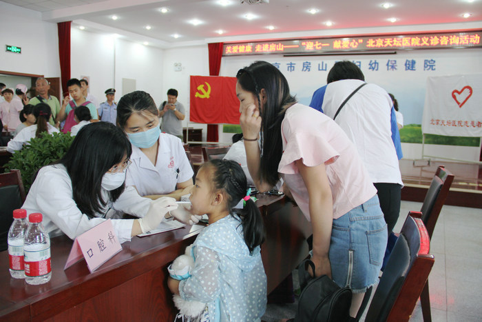 口腔科副主任医师黄巍(左1)在义诊现场.jpg 口腔科副主任医师黄巍(左1)在义诊现场.jpg