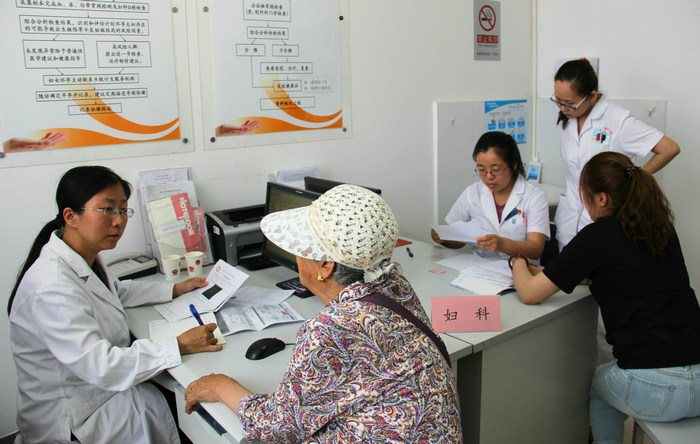 妇科主治医师赵辉、李海霞医生在义诊现场.jpg 妇科主治医师赵辉、李海霞医生在义诊现场.jpg