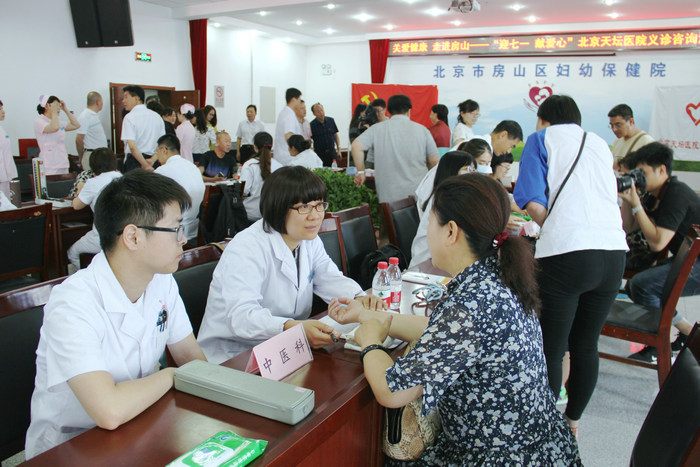 中医科医师董茜(左2)在义诊现场.jpg 中医科医师董茜(左2)在义诊现场.jpg